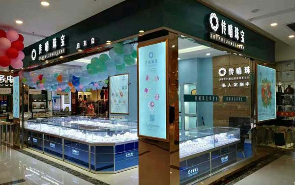 鴻鈦能夠根據(jù)珠寶廠(chǎng)商需求進(jìn)行玻璃展示柜定制