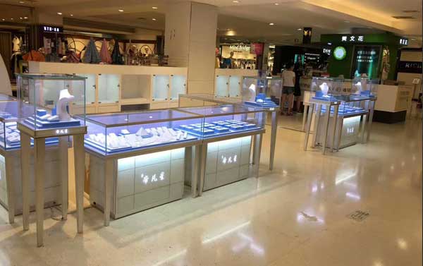 鴻鈦17年設(shè)計生產(chǎn)珠寶展柜的廠家