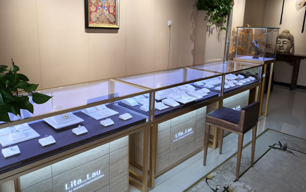 通過(guò)產(chǎn)品、質(zhì)量、服務(wù)打造珠寶展柜品牌