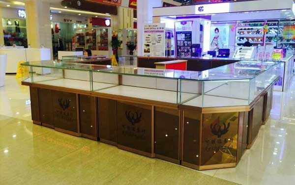 玻璃精品展柜廠家可不可以定制，怎么看?