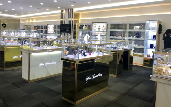鴻鈦專(zhuān)為珠寶店家定制各種展柜