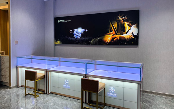 幾個(gè)小竅門(mén)為您定制珠寶展示柜排憂(yōu)解難